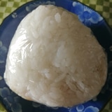 唐揚げと海苔の佃煮とトマトのおにぎり